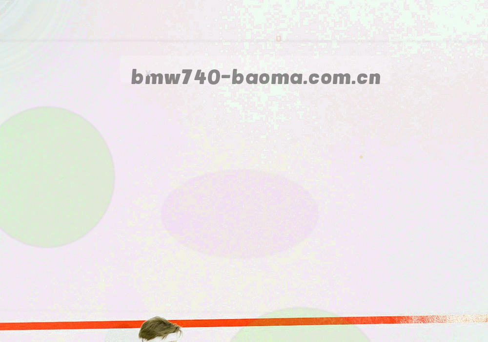 高速流动的青色粒子轨迹在深色背景中划出连续弧线
